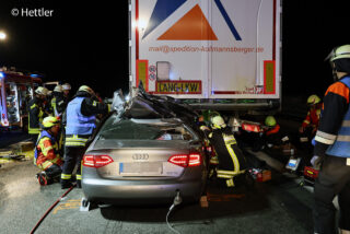 Um nach einem schweren Verkehrsunfall auf der A3 den Beifahrer eines Audis retten zu können, müssen die Einsatzkräfte den Auflieger eines Sattelzuges anheben. Foto: Hettler