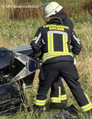 Nach einem schweren Verkehrsunfall im Bodenseekreis unterstützt die Feuerwehr Salem die patientenschonende Rettung von zwei verletzten Fahrern aus ihren Pkw. Foto: Kreisfeuerwehrverband Bodenseekreis e. V.
