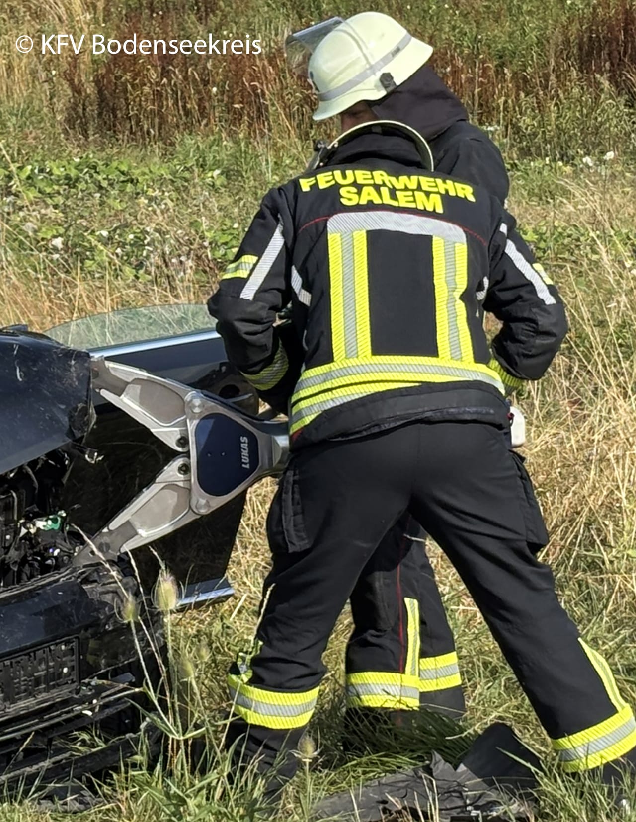 Nach einem schweren Verkehrsunfall im Bodenseekreis unterstützt die Feuerwehr Salem die patientenschonende Rettung von zwei verletzten Fahrern aus ihren Pkw. Foto: Kreisfeuerwehrverband Bodenseekreis e. V.