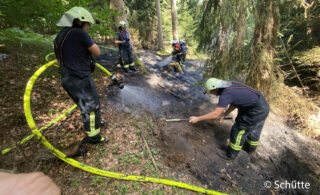 Mitten im Foto-Shooting für das Feuerwehr-Magazin muss die FF Ellwangen zu einem Waldbrand ausrücken. Hier kämpfen die Kameraden noch gegen Glutnester. Foto: Schütte