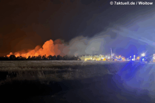 Feuerwehr kämpft gegen Waldbrand