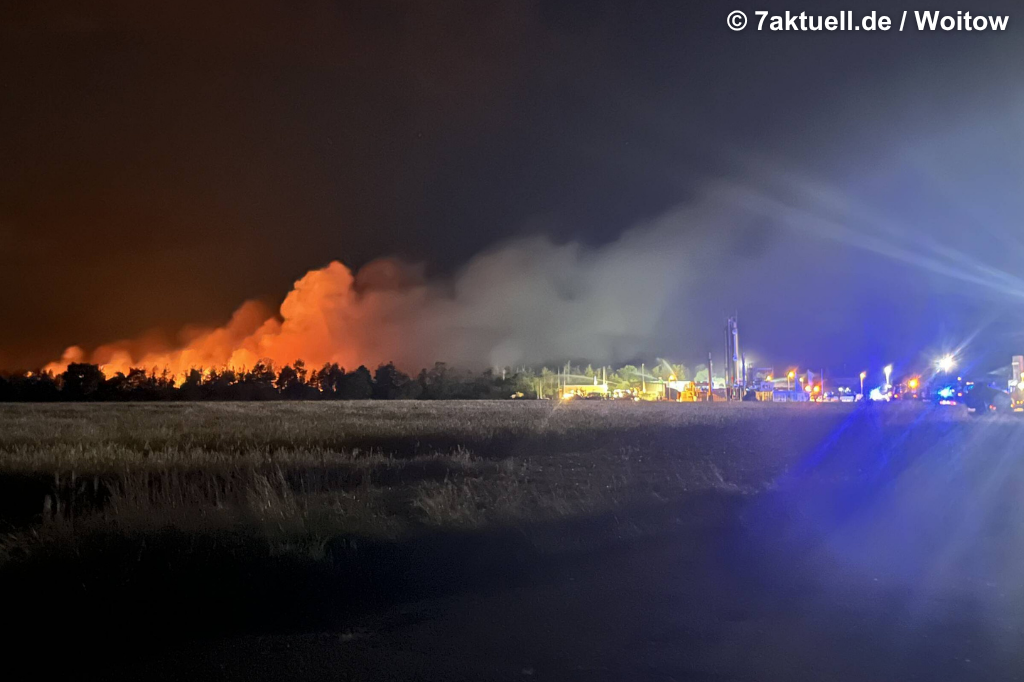 Feuerwehr kämpft gegen Waldbrand