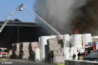 Feuerwehr löscht mit Drehleiter