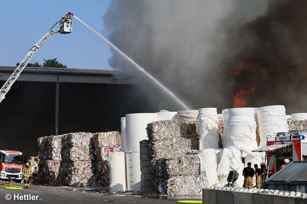 Feuerwehr löscht mit Drehleiter