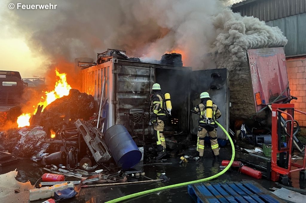 Feuerwehr unter Atemschutz an Container