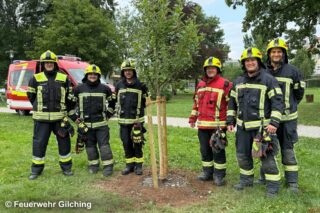 Feuerwehr Gilching mit Baum