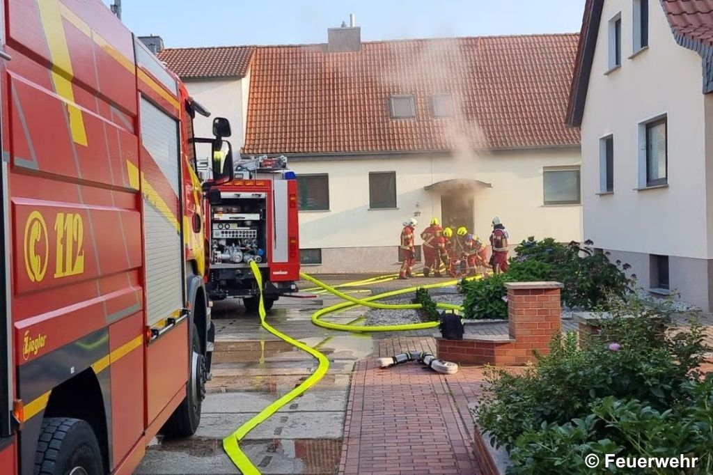 Feuerwehr in Wohnhauseinfahrt