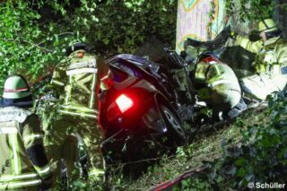 Feuerwehr an verunfalltem BMW