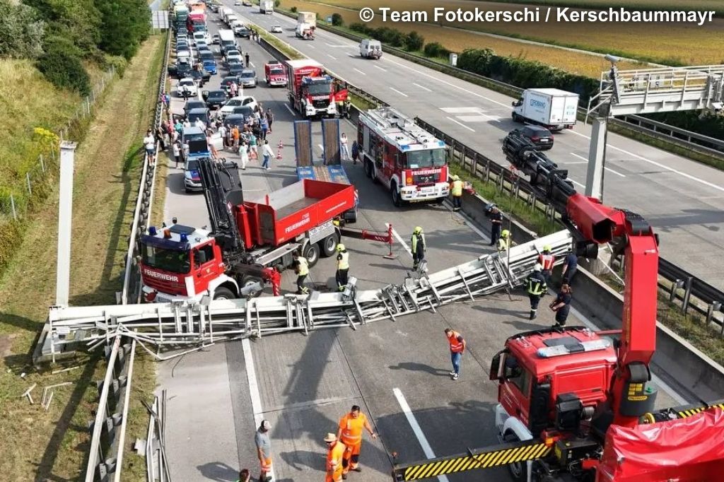Feuerwehrfahrzeuge und Überkopfträger auf der Fahrbahn