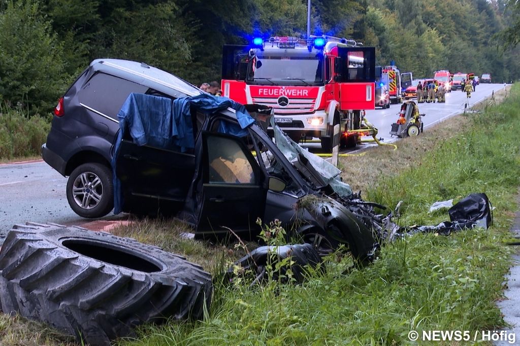 Fahrzeugwrack und Feuerwehr