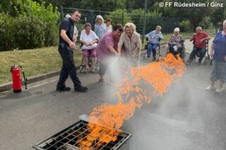 Seniorin mit Feuerlöscher