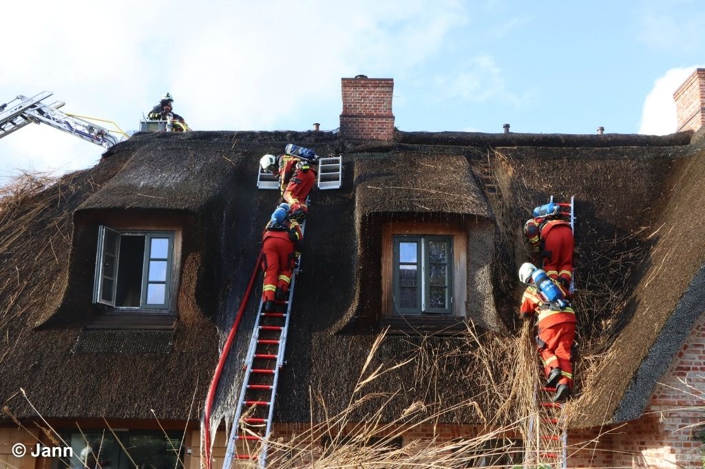 Feuerwehr auf Reetdach