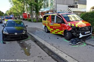 Kinder-Notarzteinsatzfahrzeug und VW Golf nach Kollision