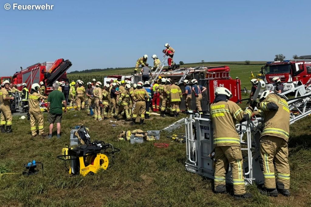 Viele Feuerwehrkräfte am verunglückten Fahrzeug