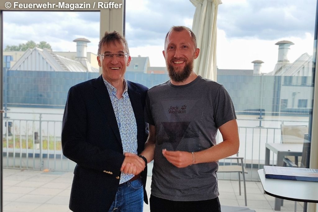 Handschlag zwischen Jan-Erik Hegemann und Matthias Hendrich
