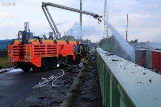 Fahrzeug der Flughafenfeuerwehr löscht