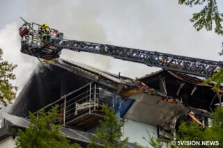 Feuerwehr löscht über Drehleiter