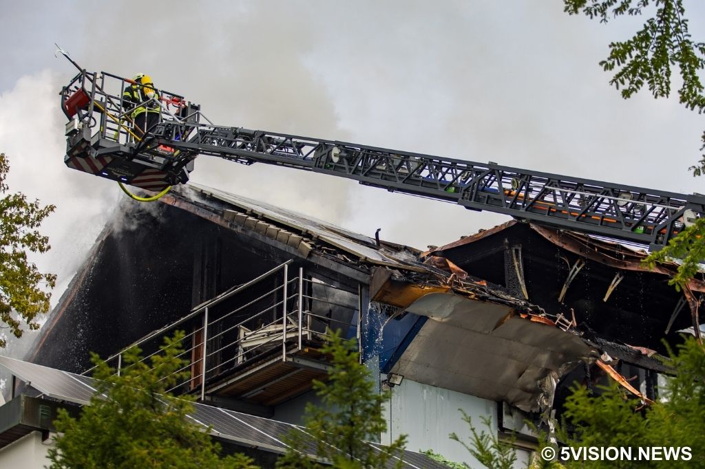 Feuerwehr löscht über Drehleiter