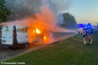 Feuerwehr löscht Transporter