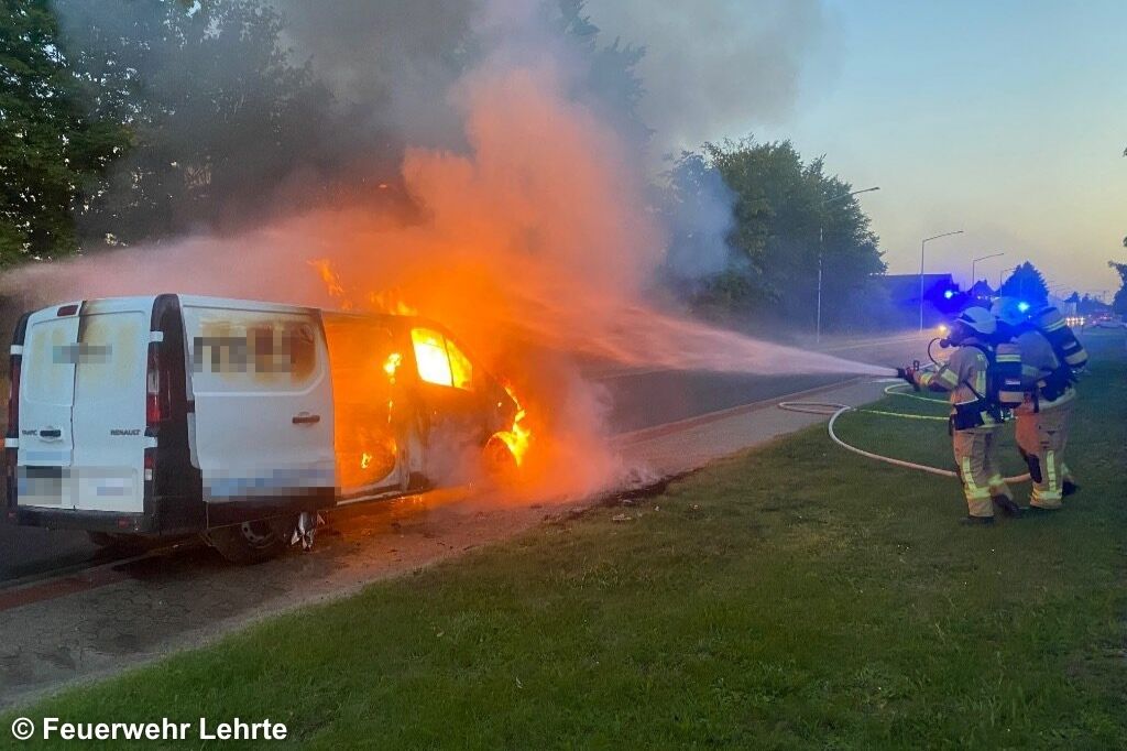 Feuerwehr löscht Transporter