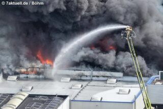 Feuerwehr löscht Großbrand auf Drehleiter