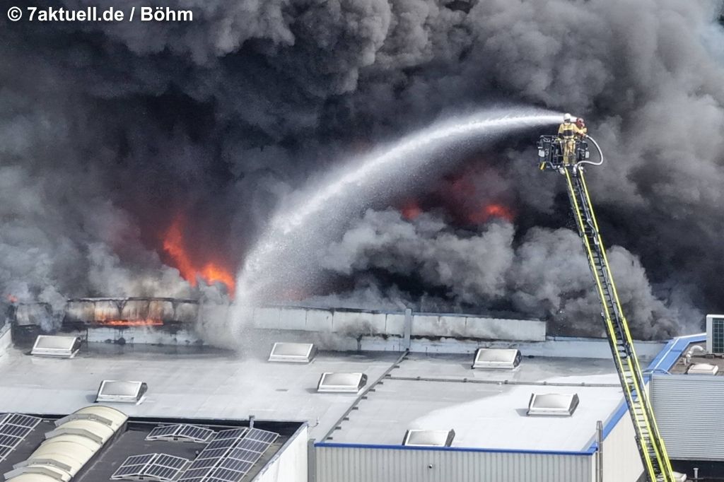 Feuerwehr löscht Großbrand auf Drehleiter