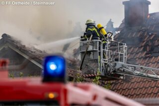 Feuerwehr löscht auf Drehleiter