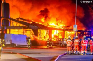 Feuerwehr bekämpft Flammen