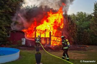Feuerwehr löscht Gartenhausbrand