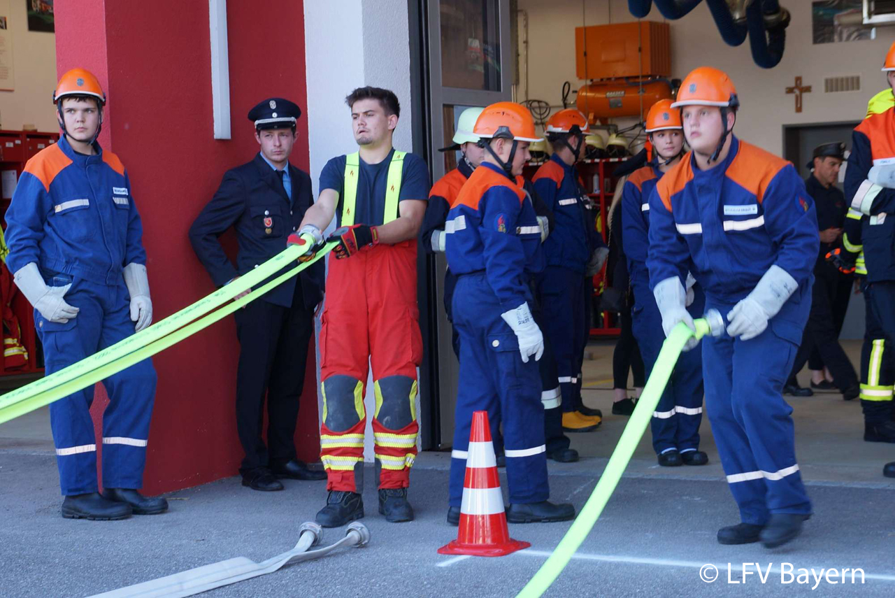 Jugendfeuerwehr – in der Ausbildung ist das Ehrenamt gefragt. Foto: LFV Bayern