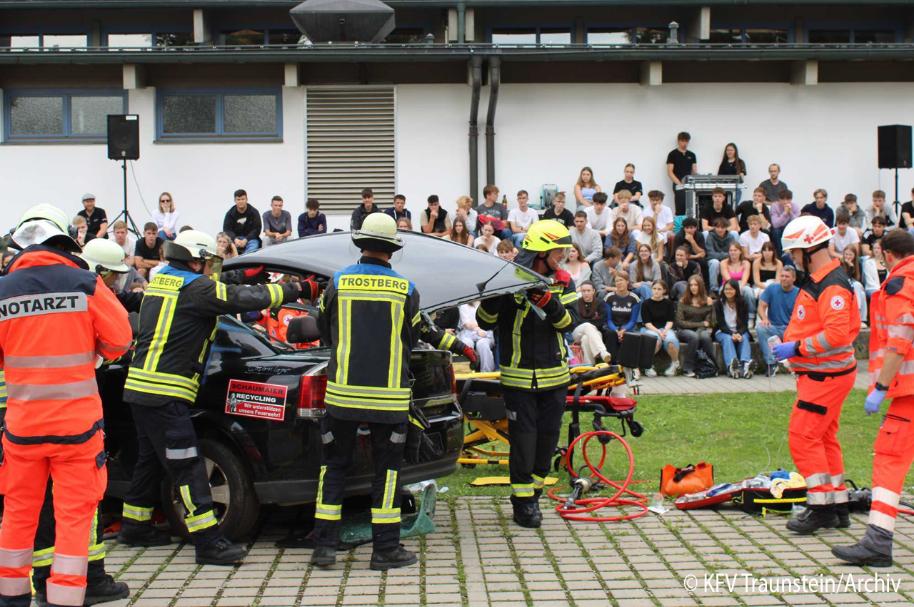Brandschutzerziehung und Nachwuchsgewinnung, hier in Trostberg am Gymnasiasten. Foto: KFV Traunstein/Archiv