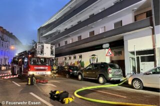 Drehleiter vor betroffenem Haus