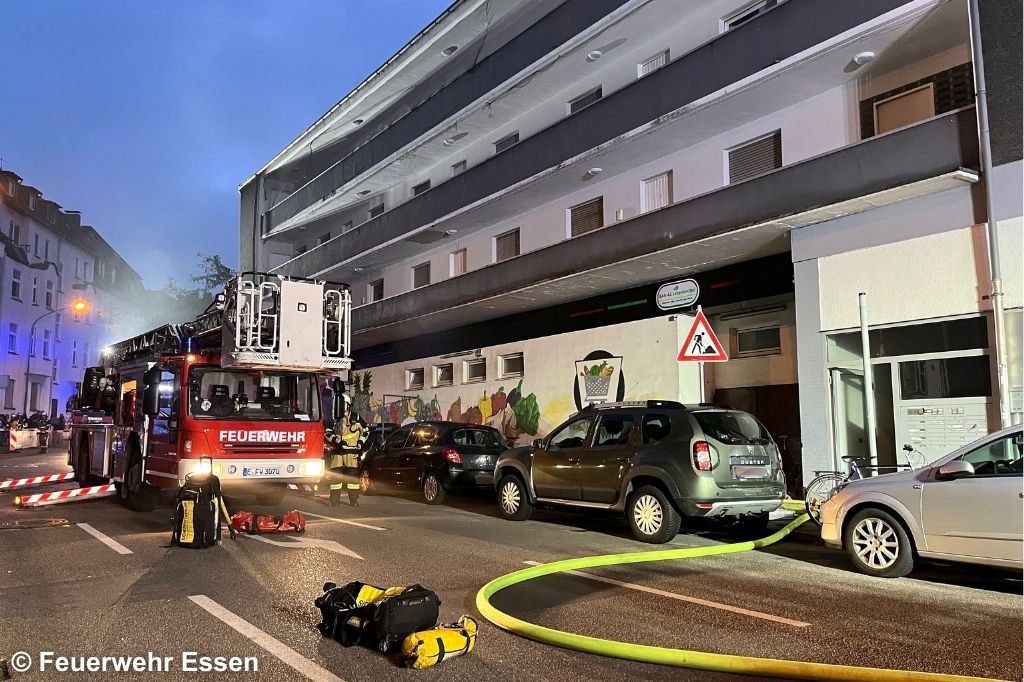 Drehleiter vor betroffenem Haus