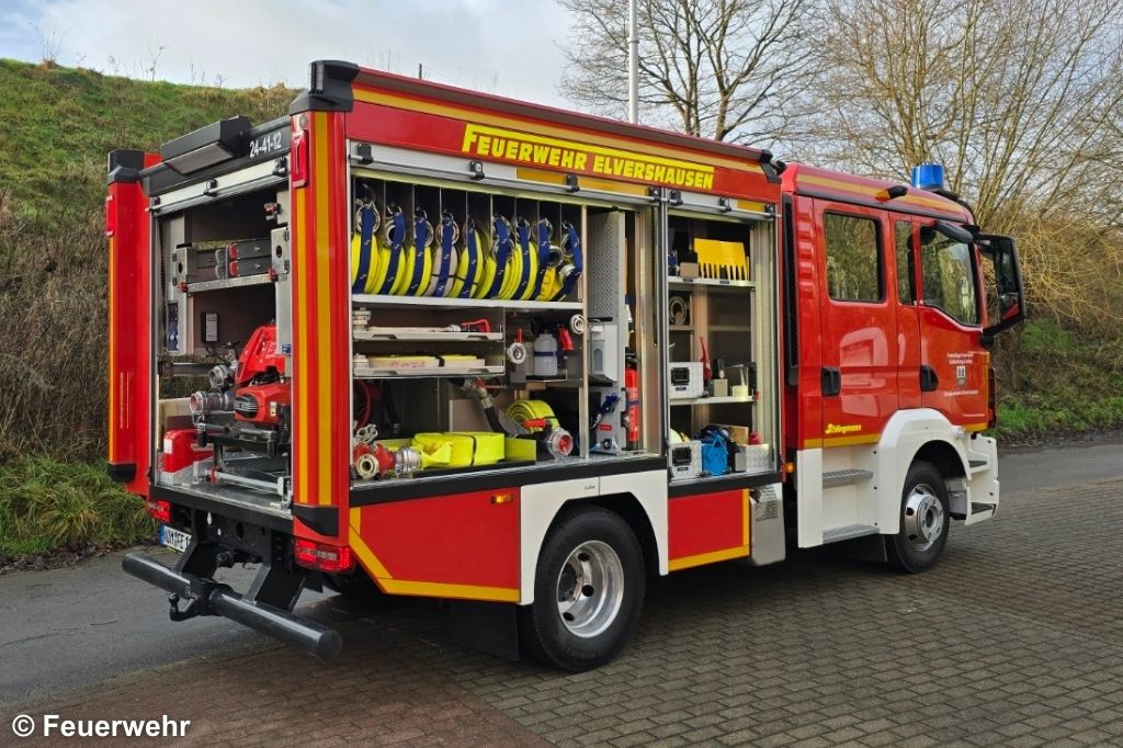 Beladung des TSF-W der Feuerwehr Elvershausen