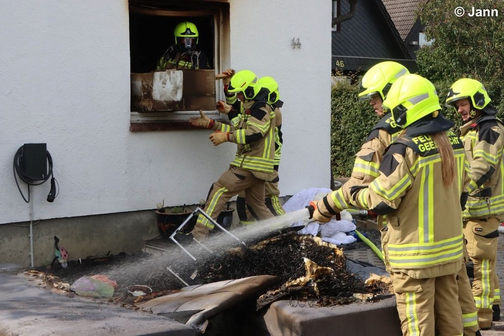 Feuerwehr schafft Mobiliar aus Haus