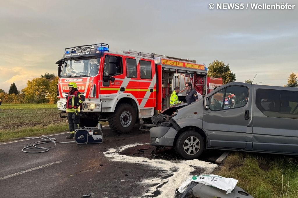 Verunfallter Transporter und Feuerwehrfahrzeug