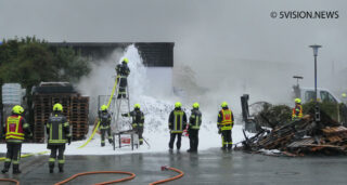 Auf dem Gelände eines Baumarkts in Riedstadt-Goddelau gerät auf Paletten gelagertes Brennholz in Brand. Die Feuerwehr löscht zunächst mit Wasser und dann mit Schaum. Foto: 5VISION.NEWS