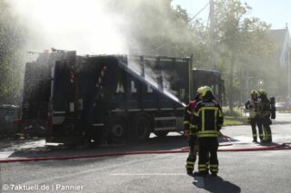 Feuerwehr löscht Müllwagen