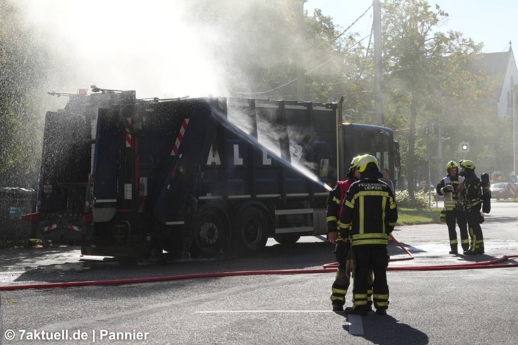 Feuerwehr löscht Müllwagen