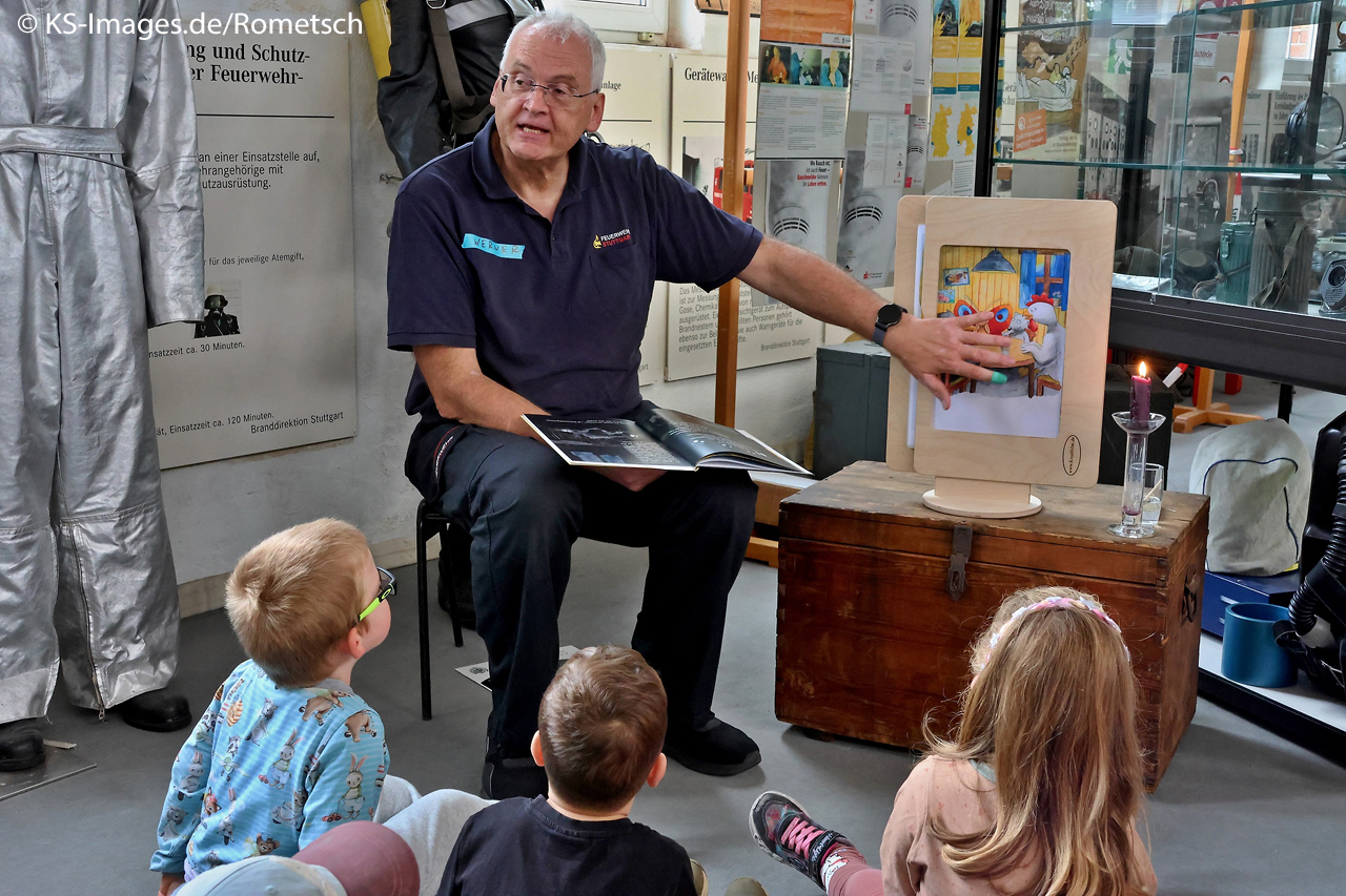 Mitten im Museum lesen Angehörige der Feuerwehr Stuttgart jungen Besuchern aus Feuerwehr-Kinderbüchern vor. Foto: KS-Images.de/Rometsch
