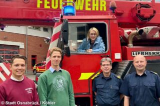 Konrad und Roland Schönberg, Katharina Pötter, Dietrich Bettenbrock und Frank Jurke vor Feuerwehr-Fahrzeug