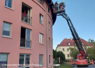 Wegen eines Kellerbrandes in einer Seniorenwohnanlage muss die Feuerwehr zwölf Menschen evakuieren, eine davon über die Drehleiter. Foto: Feuerwehr Waidhofen/Thaya