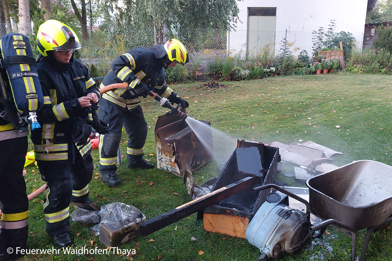 Die Feuerwehrkräfte bringen Brandgut ins Freie, um es vollständig abzulöschen. Foto: Feuerwehr Waidhofen/Thaya