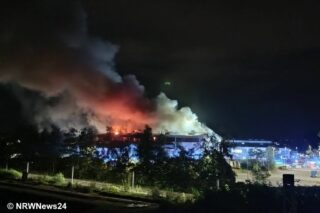 Brennende Sperrmüllhalle und dichter Rauch
