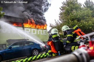 Zwei löschende Feuerwehrleute