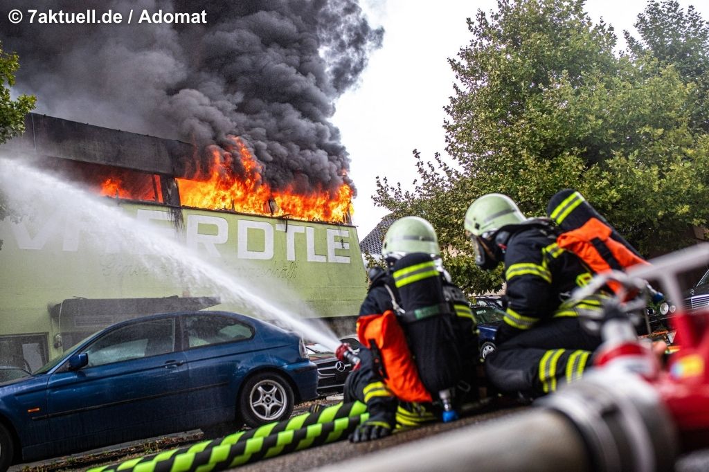Zwei löschende Feuerwehrleute