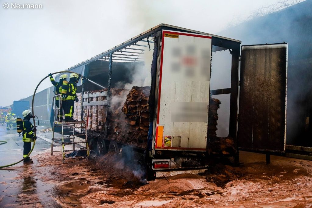 Feuerwehr löscht Lkw mit Kakaopulver-Ladung