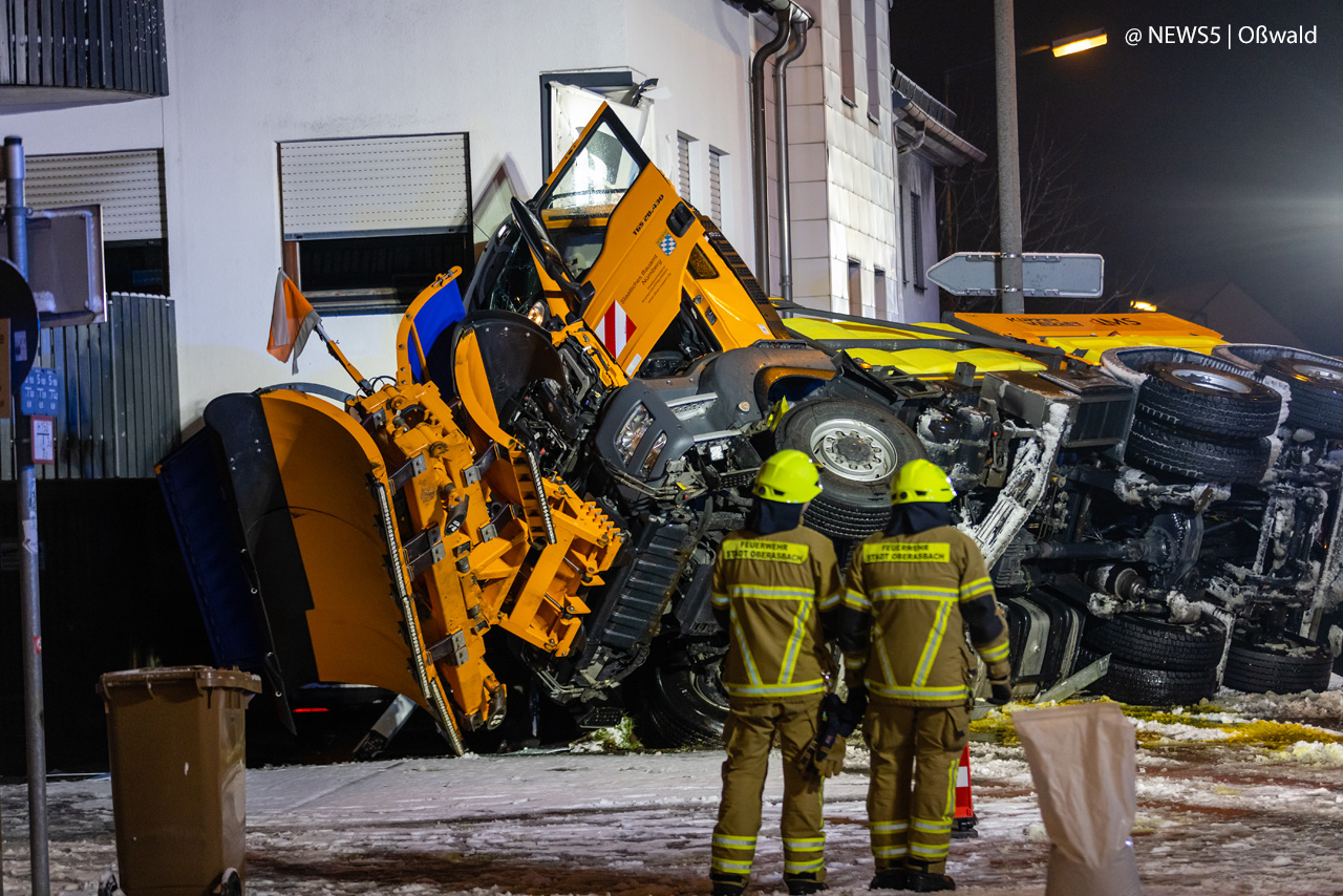 In Bayern kommt ein Räumfahrzeug ins Rutschen und kippt gegen eine Hauswand. Foto: NEWS5 | Oßwald
