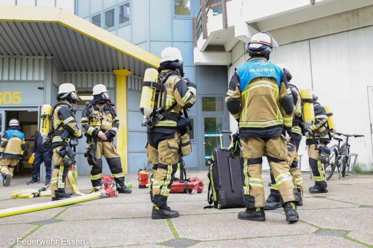 Verpuffung im Uni-Labor: Feuerwehr löscht Brand in Essen