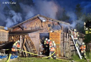 Zur Bekämpfung des Schuppenbrandes waren zahlreiche Atemschutzträger im Einsatz. Foto KFV Calw